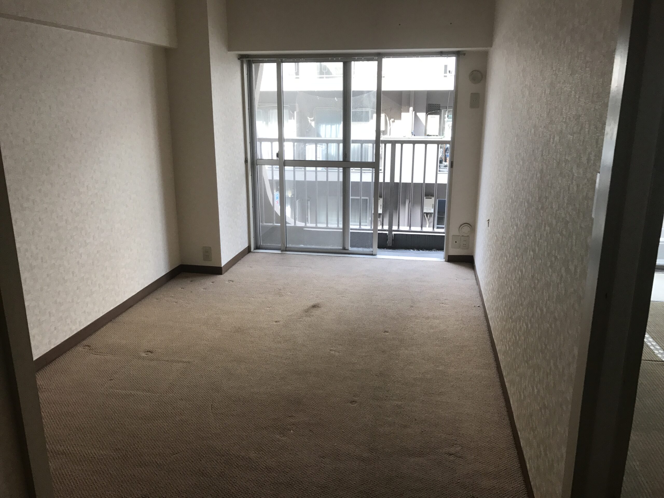 フローリングに改修の施工前の状態の写真